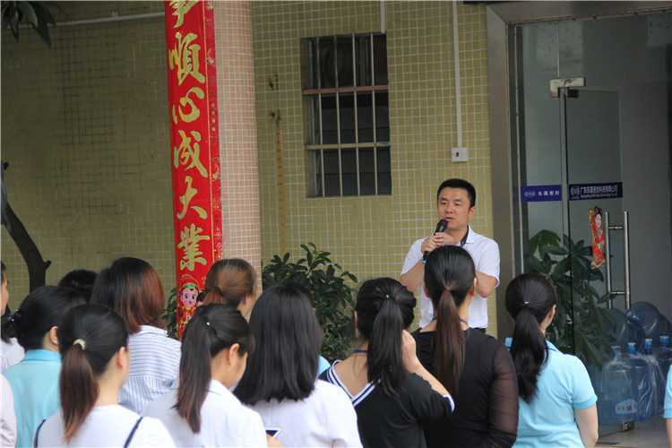 胡燕林總經(jīng)理鼓勵(lì)我們只有不斷學(xué)習(xí)進(jìn)步，我們“東晟人”才是“地表最強(qiáng)”者。而在這次的分享中最讓我們印象最深就是“藍(lán)絲帶”所帶給我們的愛(ài)與感恩！