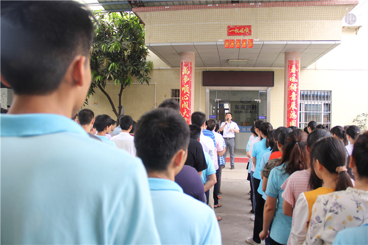 胡燕林總經(jīng)理鼓勵(lì)我們只有不斷學(xué)習(xí)進(jìn)步，我們“東晟人”才是“地表最強(qiáng)”者。而在這次的分享中最讓我們印象最深就是“藍(lán)絲帶”所帶給我們的愛(ài)與感恩！